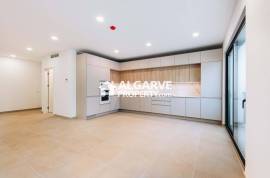 Modern 2-Bedroom Flat in Central Faro with Garage and Amenities