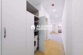 Modern 2-Bedroom Flat in Central Faro with Garage and Amenities