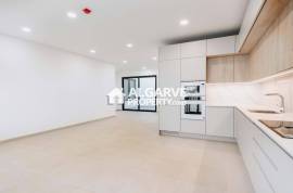 Modern 2-Bedroom Flat in Central Faro with Garage and Amenities