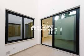 Modern 2-Bedroom Flat in Central Faro with Garage and Amenities