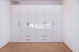 Modern 2-Bedroom Flat in Central Faro with Garage and Amenities