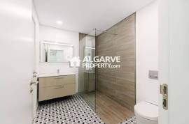Modern 2-Bedroom Flat in Central Faro with Garage and Amenities
