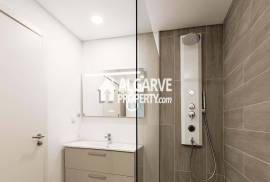 Modern 2-Bedroom Flat in Central Faro with Garage and Amenities