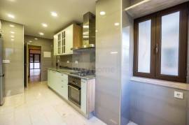 Leasehold | 3 Bedroom Apartment | Refurbished & Equipped | Restelo