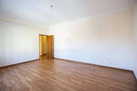 Leasehold | 3 Bedroom Apartment | Refurbished & Equipped | Restelo