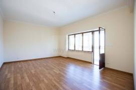 Leasehold | 3 Bedroom Apartment | Refurbished & Equipped | Restelo