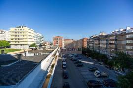 Leasehold | 3 Bedroom Apartment | Refurbished & Equipped | Restelo