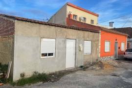 House T2 | Under refurbishment | Land of 480 m2 | Alenquer