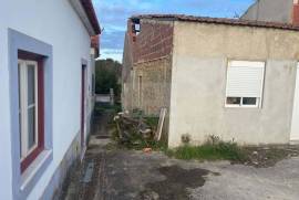 House T2 | Under refurbishment | Land of 480 m2 | Alenquer