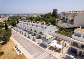 Tavira - Stunning new 3+1 bedroom villa with modern design – prime residential location.
