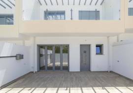 Tavira - Stunning new 3+1 bedroom villa with modern design – prime residential location.