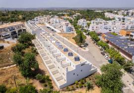 Tavira - Stunning new 3+1 bedroom villa with modern design – prime residential location.