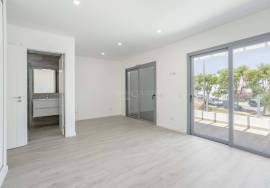 Tavira - Stunning new 3+1 bedroom villa with modern design – prime residential location.