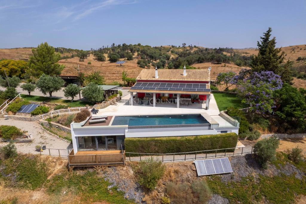 Tavira – Peaceful quinta with infinity pool, orchard and tourism potential close to the coast.