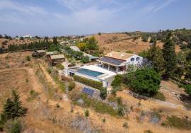 Tavira – Peaceful quinta with infinity pool, orchard and tourism potential close to the coast.