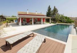 Tavira – Peaceful quinta with infinity pool, orchard and tourism potential close to the coast.