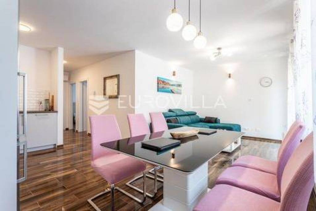 Trogir, modern apartment with a yard available long-term from September