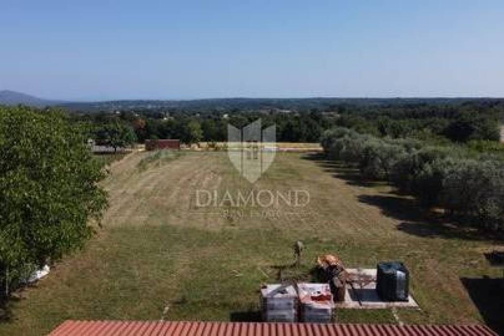 Property with large building land, Barban, surroundings