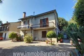 In villa bifamiliare appartamento con ingresso indipendente con garage e giardino