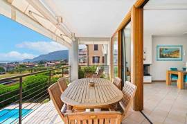 ELEGANT THREE-ROOM APARTMENT WITH LAKE VIEW NEAR THE CENTER OF GARDA