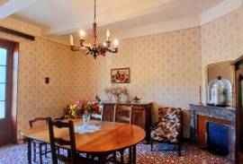 Charming Winegrower's House To Modernise Offering 2 Apartments, A Large Garage An Attic And A Spacious Roof Top Terrace With Stunning Views.