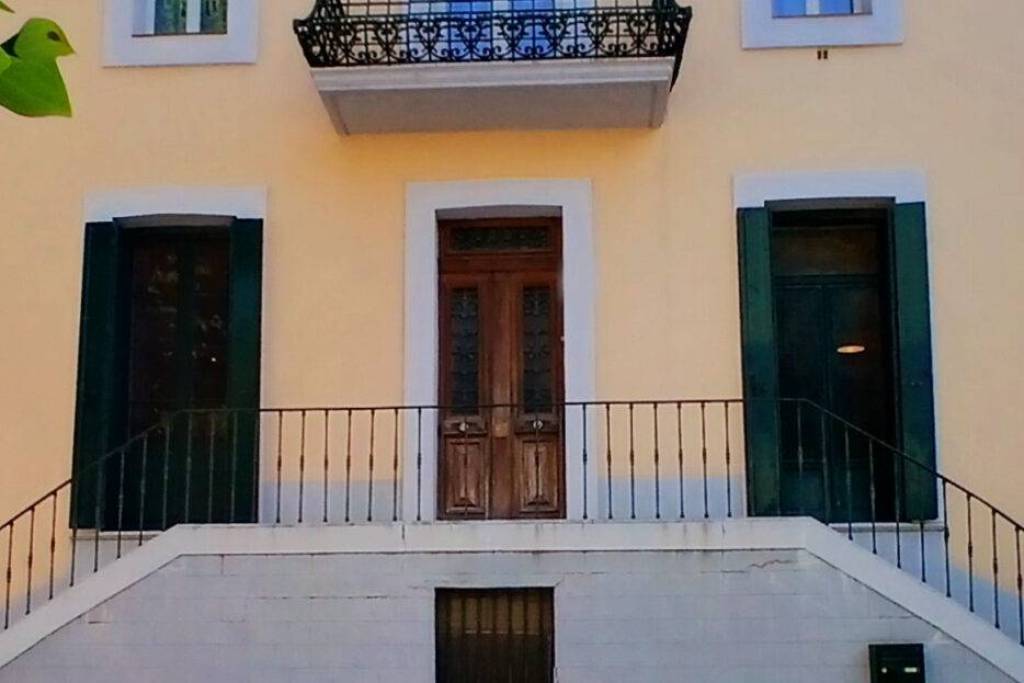 Charming Winegrower's House To Modernise Offering 2 Apartments, A Large Garage An Attic And A Spacious Roof Top Terrace With Stunning Views.