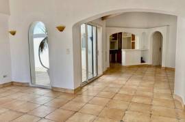 A Lovely Languedocienne Architect Villa With 3 Bedrooms, Garage, Terraces And Courtyard With Pool, On A 403 M2 Plot With Central But Quiet Location.