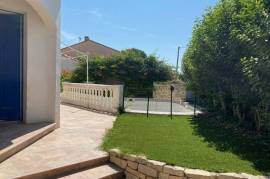 A Lovely Languedocienne Architect Villa With 3 Bedrooms, Garage, Terraces And Courtyard With Pool, On A 403 M2 Plot With Central But Quiet Location.