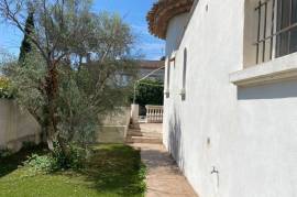 A Lovely Languedocienne Architect Villa With 3 Bedrooms, Garage, Terraces And Courtyard With Pool, On A 403 M2 Plot With Central But Quiet Location.