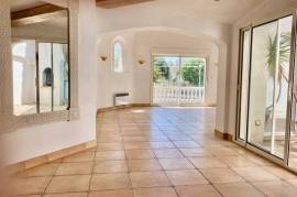 A Lovely Languedocienne Architect Villa With 3 Bedrooms, Garage, Terraces And Courtyard With Pool, On A 403 M2 Plot With Central But Quiet Location.