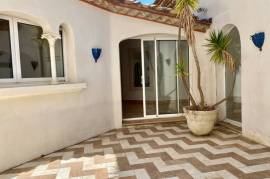 A Lovely Languedocienne Architect Villa With 3 Bedrooms, Garage, Terraces And Courtyard With Pool, On A 403 M2 Plot With Central But Quiet Location.