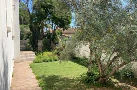 A Lovely Languedocienne Architect Villa With 3 Bedrooms, Garage, Terraces And Courtyard With Pool, On A 403 M2 Plot With Central But Quiet Location.