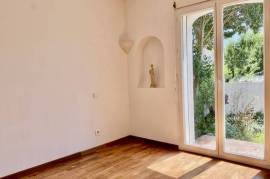 A Lovely Languedocienne Architect Villa With 3 Bedrooms, Garage, Terraces And Courtyard With Pool, On A 403 M2 Plot With Central But Quiet Location.