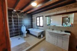 Detached Country House with Swimming Pool