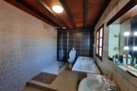 Detached Country House with Swimming Pool