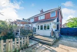 3 bedroom, Semi-detached house for sale