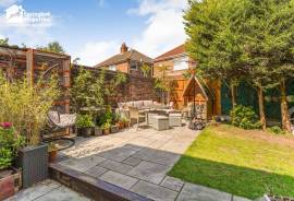 7 bedroom, Semi-detached house for sale