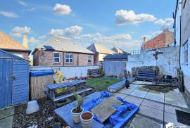 4 bedroom, Semi-detached house for sale