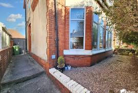 4 bedroom, Semi-detached house for sale