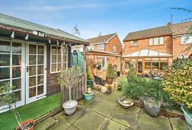3 bedroom, Semi-detached house for sale