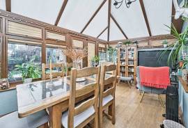 3 bedroom, Semi-detached house for sale