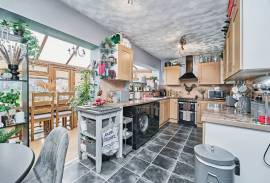 3 bedroom, Semi-detached house for sale