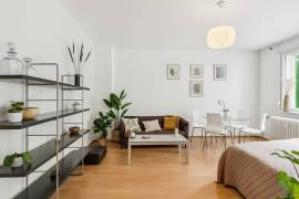 Bright Studio with Balcony and Garden Views in Central Moabit