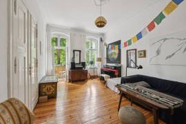 Ready to move: elegant 3-Room altbau apartment with balcony overlooking Boxhagener Platz
