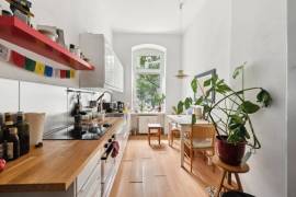 Ready to move: elegant 3-Room altbau apartment with balcony overlooking Boxhagener Platz