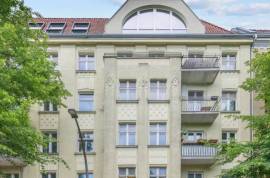 Ready to move: elegant 3-Room altbau apartment with balcony overlooking Boxhagener Platz