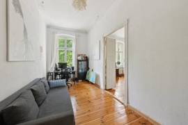 Ready to move: elegant 3-Room altbau apartment with balcony overlooking Boxhagener Platz