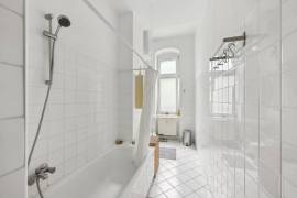 Ready to move: elegant 3-Room altbau apartment with balcony overlooking Boxhagener Platz