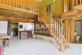 Maison mitoyenne en pierre avec petit jardin