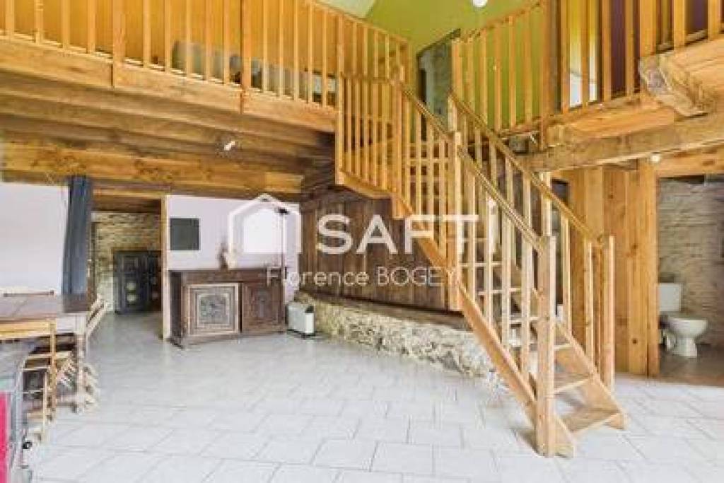 Maison mitoyenne en pierre avec petit jardin